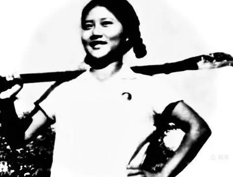 李小玲在2团连队砍芭后留影.jpg
