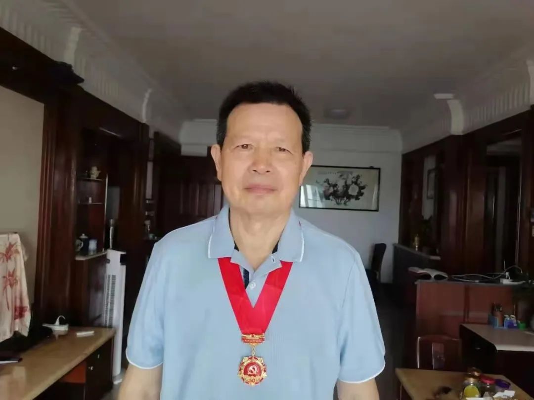 陈燕烈获得纪念章的照片.jpg
