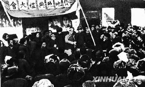 给翻身的农民颁发地照.jpg