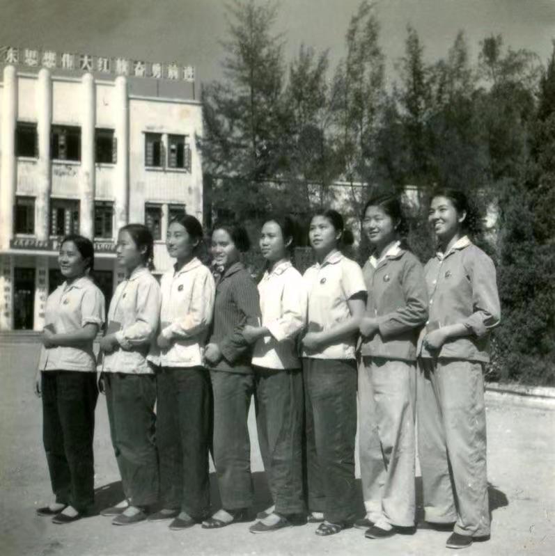 梁小威和“1226”同学的合照（2）.jpg
