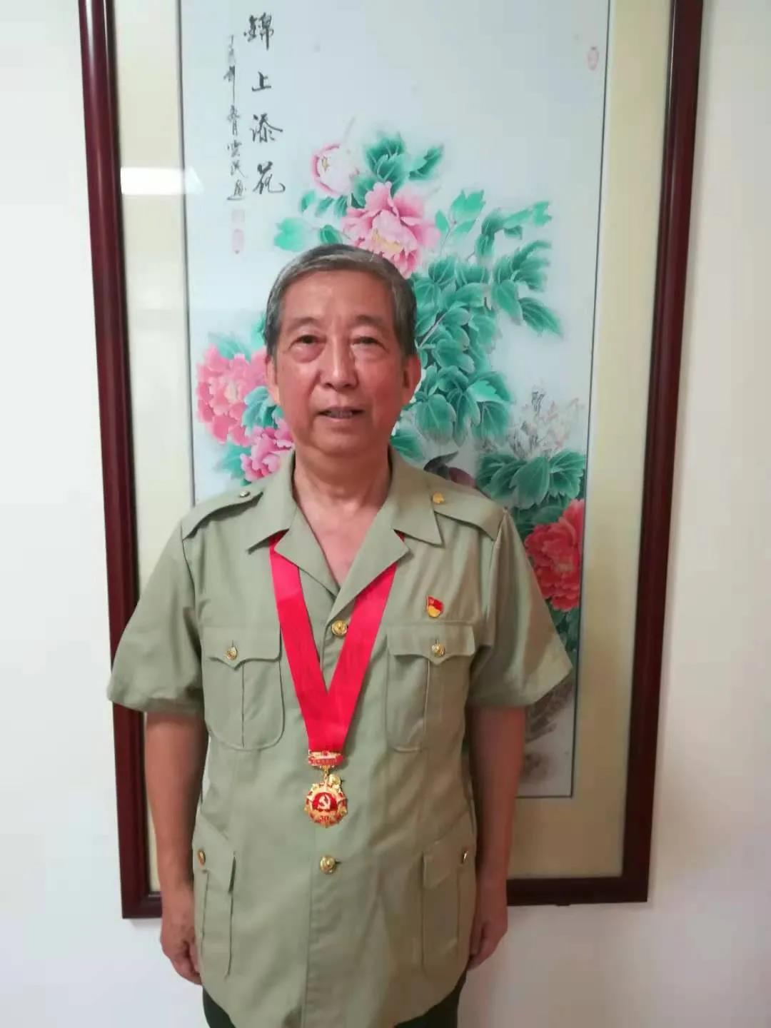 王长江获得纪念章的照片.jpg