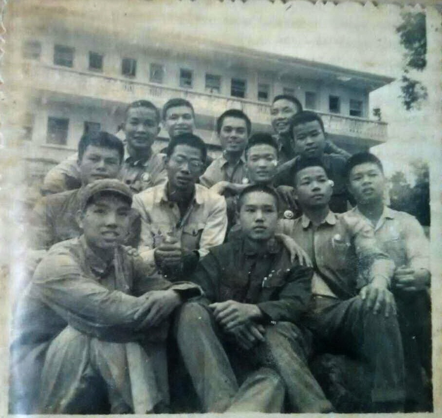 高一3班男同学在60年代的合照.jpg