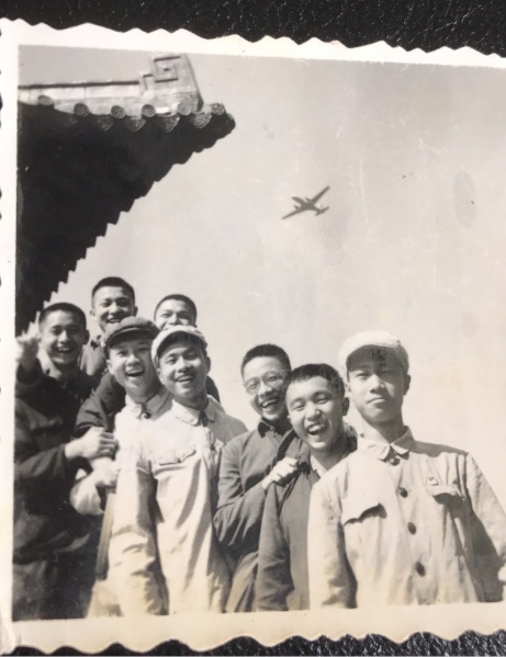 文件:附中高一三烈士陵园前1968.jpg