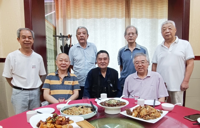 文件:北京部分同学聚会202208.jpg