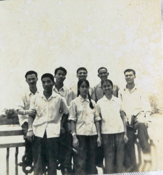 文件:高一3班同学70年代的聚会.jpg