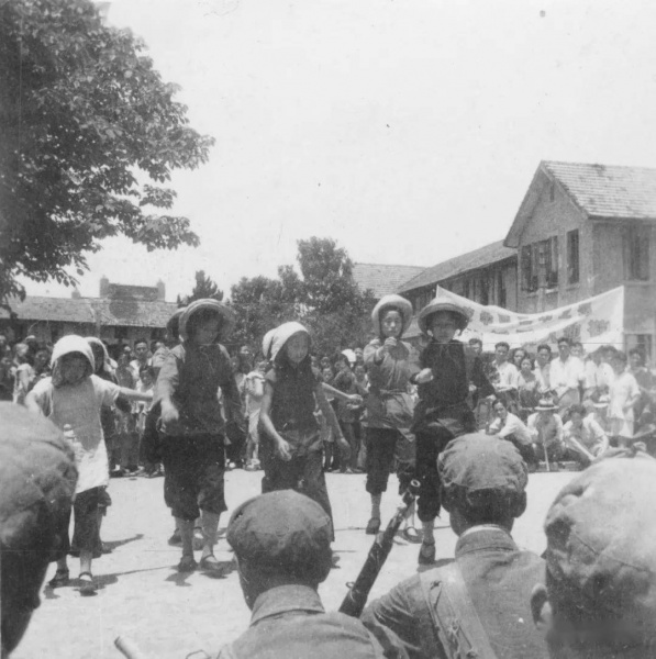 文件:南昌民众在国立二中举办军民联欢会.jpg