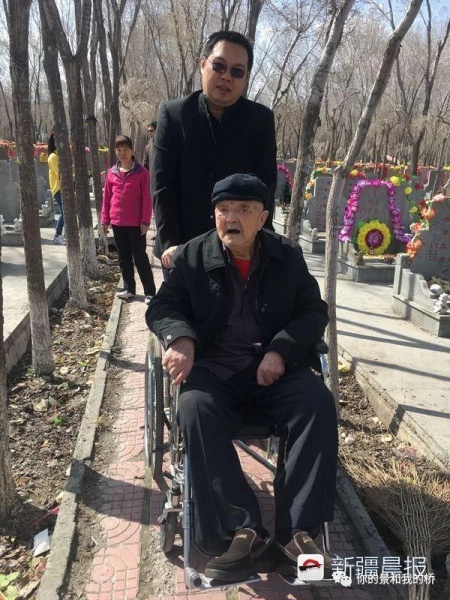 文件:赵宝学老人坐轮椅给父母扫墓.jpg