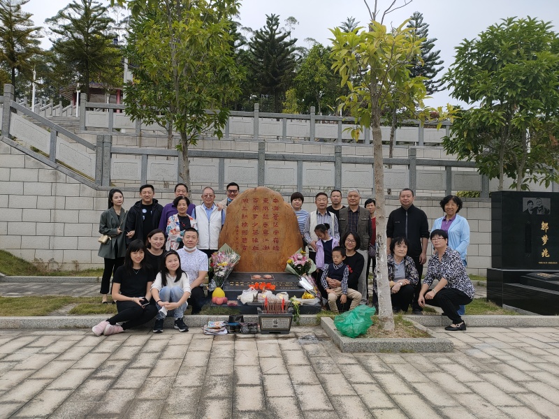 文件:2020杨应彬夫妇墓前合影01.jpg
