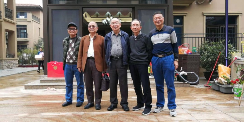 文件:曾一鸣家门口的合影2.jpg