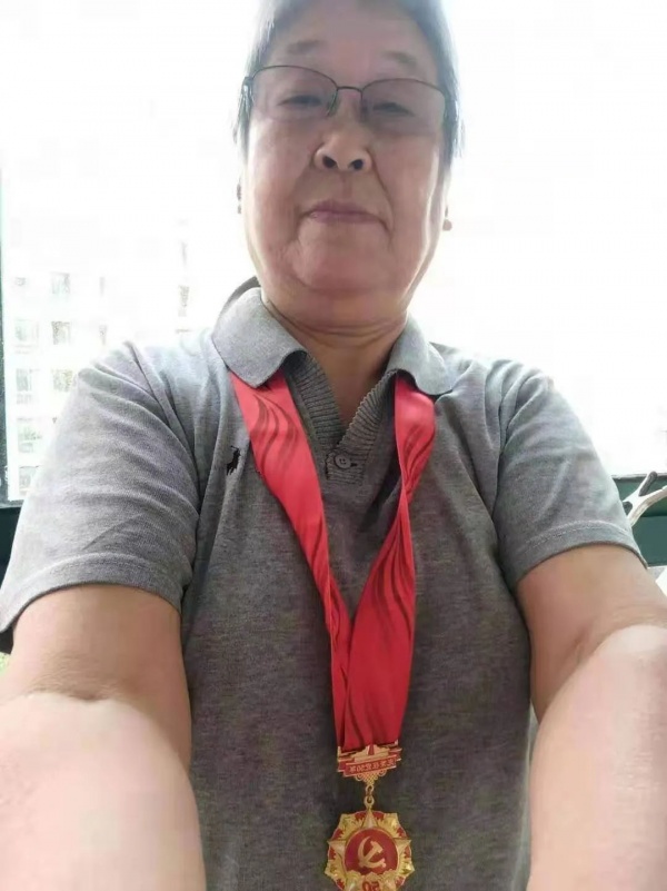 梁智莉获得纪念章的照片.jpg
